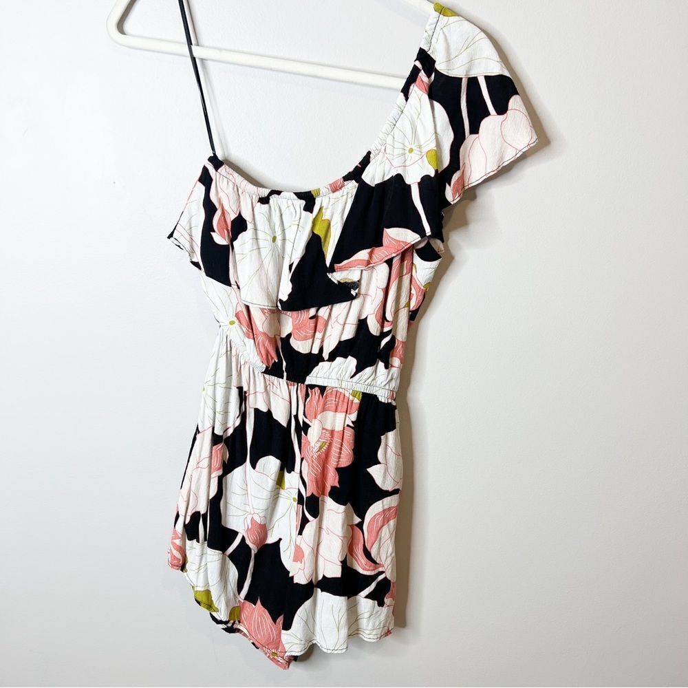 Cupcakes and Cashmere Arnett Floral One Shoulder Romper - Picture 6 of 6